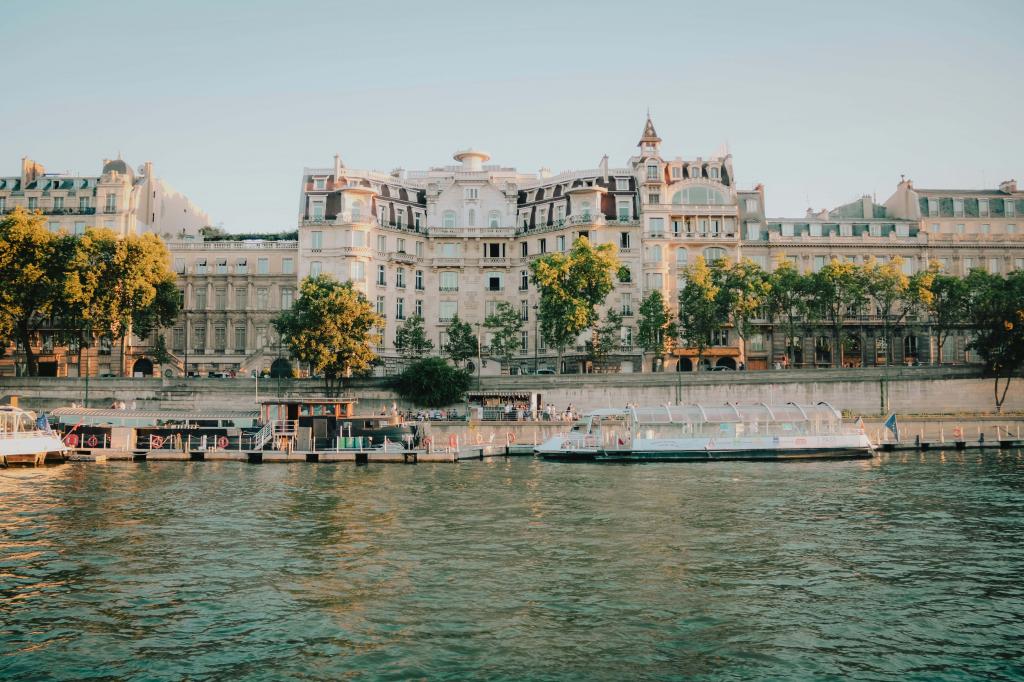Annette K: The Floating Guinguette of the Parisian Summer
