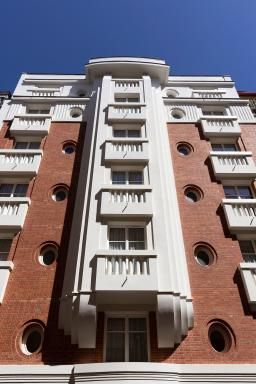 La Façade Art Déco de l'Hôtel Moderniste : Un Témoin Élégant du Passé